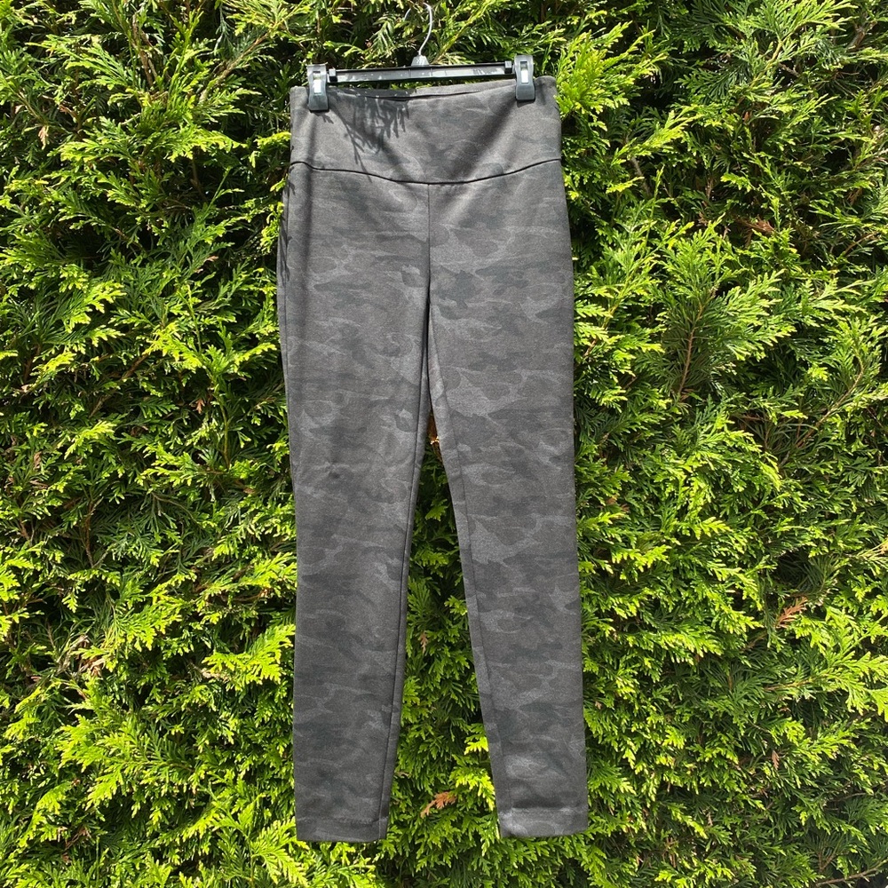 Nicole Miller size small black camo stretch pants